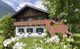 Forest Chalet, 15 Min To Salzburg Olt Town, And Most Beautiful Lakes, Secluded Location, 1,000 Sqm Garden, Mountainview, Panorama Sauna, Bath Whirlpool, Bbq&Bikes&Sunbeds For Free, Up To 10 P